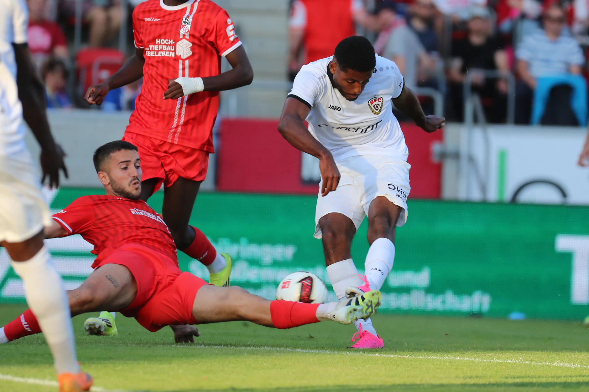 Kaum ein Durchkommen für den BFC Dynamo bei Rot-Weiß Erfurt: Auch dieser Schuss von Jamal Rogero wird geblockt.
