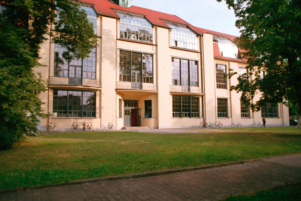 Eines der Gebäude der Bauhaus-Universität in Weimar. Hier beschädigte eine Salami-Packung ein wertvolles Wandgemälde.
