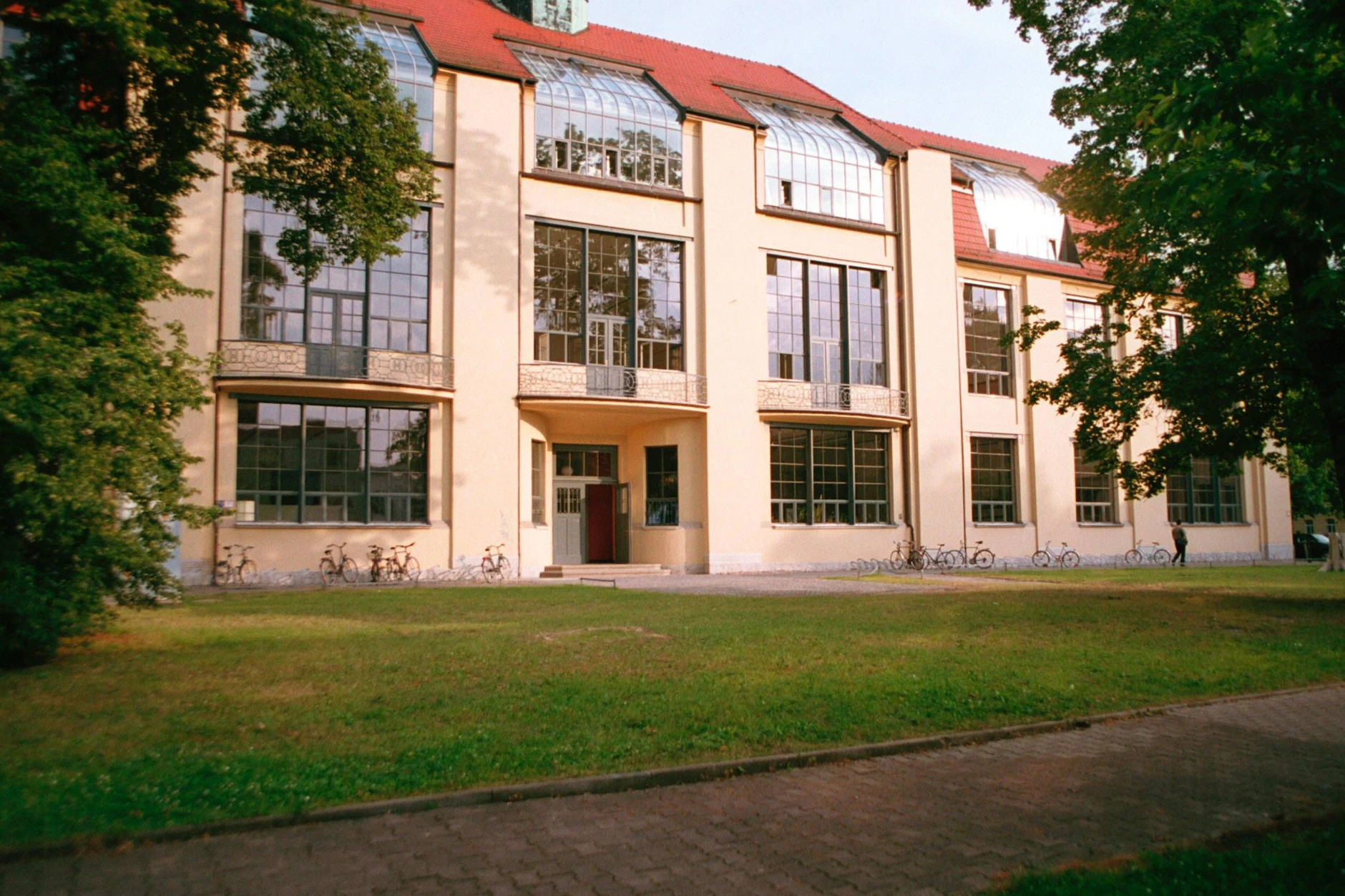 Eines der Gebäude der Bauhaus-Universität in Weimar. Hier beschädigte eine Salami-Packung ein wertvolles Wandgemälde.