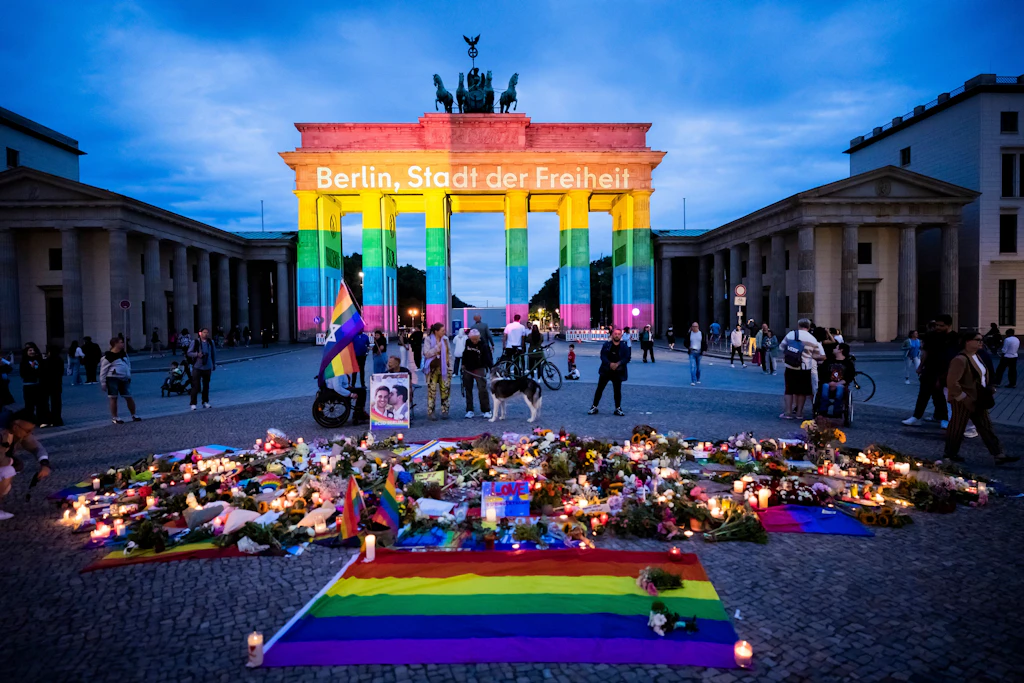 Brandenburger Tor leuchtet in Regenbogenfarben – Mahnwachen nach CSD-Anschlag