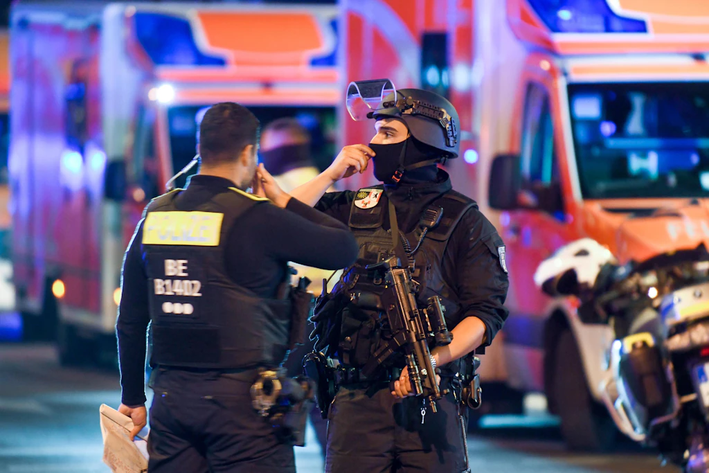 Am Samstagabend rast ein Fahrzeug beim Berliner CSD in eine Menschenmenge. Die Polizei fahndet nun nach dem Tatverdächtigen.