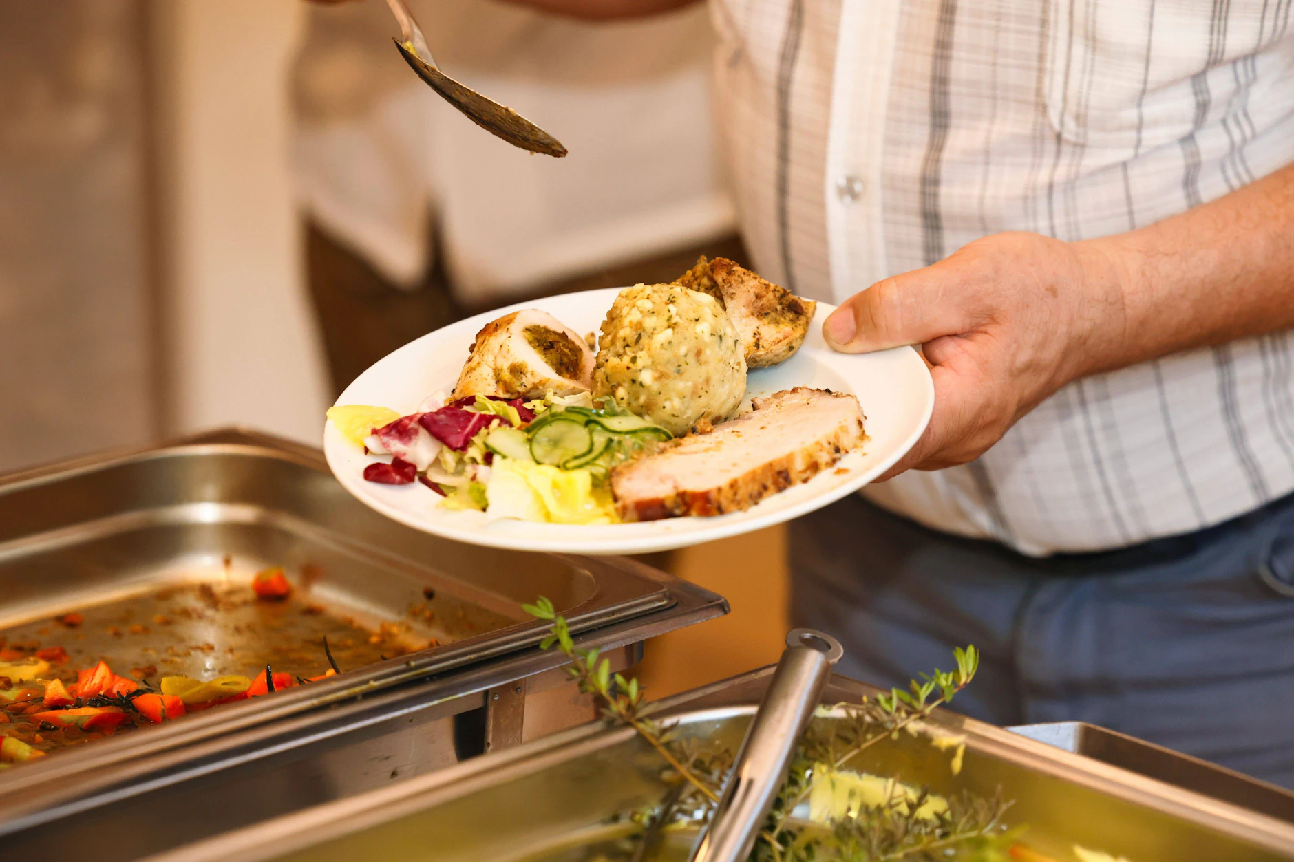 Buffets sind verlockend: Essen, so viel man möchte? Mit einfachen Tricks wird der Appetit der Kunden etwas gebremst, damit es für die Gastwirte nicht so teuer wird.