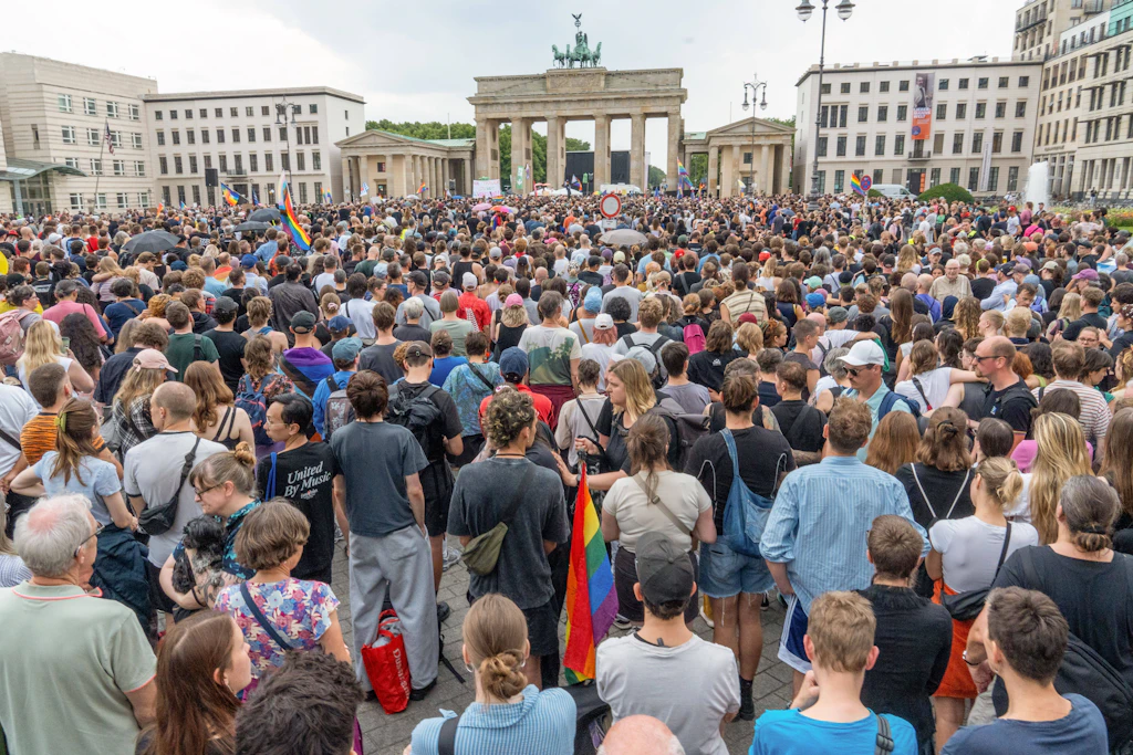 Trauer- und Gedenkveranstaltung für die Opfer des CSD-Anschlags. Ein Präventionsverband fordert nun Konsequenzen.