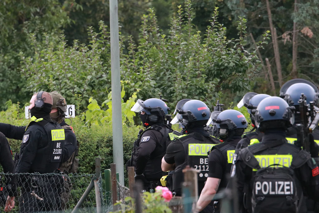Die Polizei beim Zugriff auf Ballout.