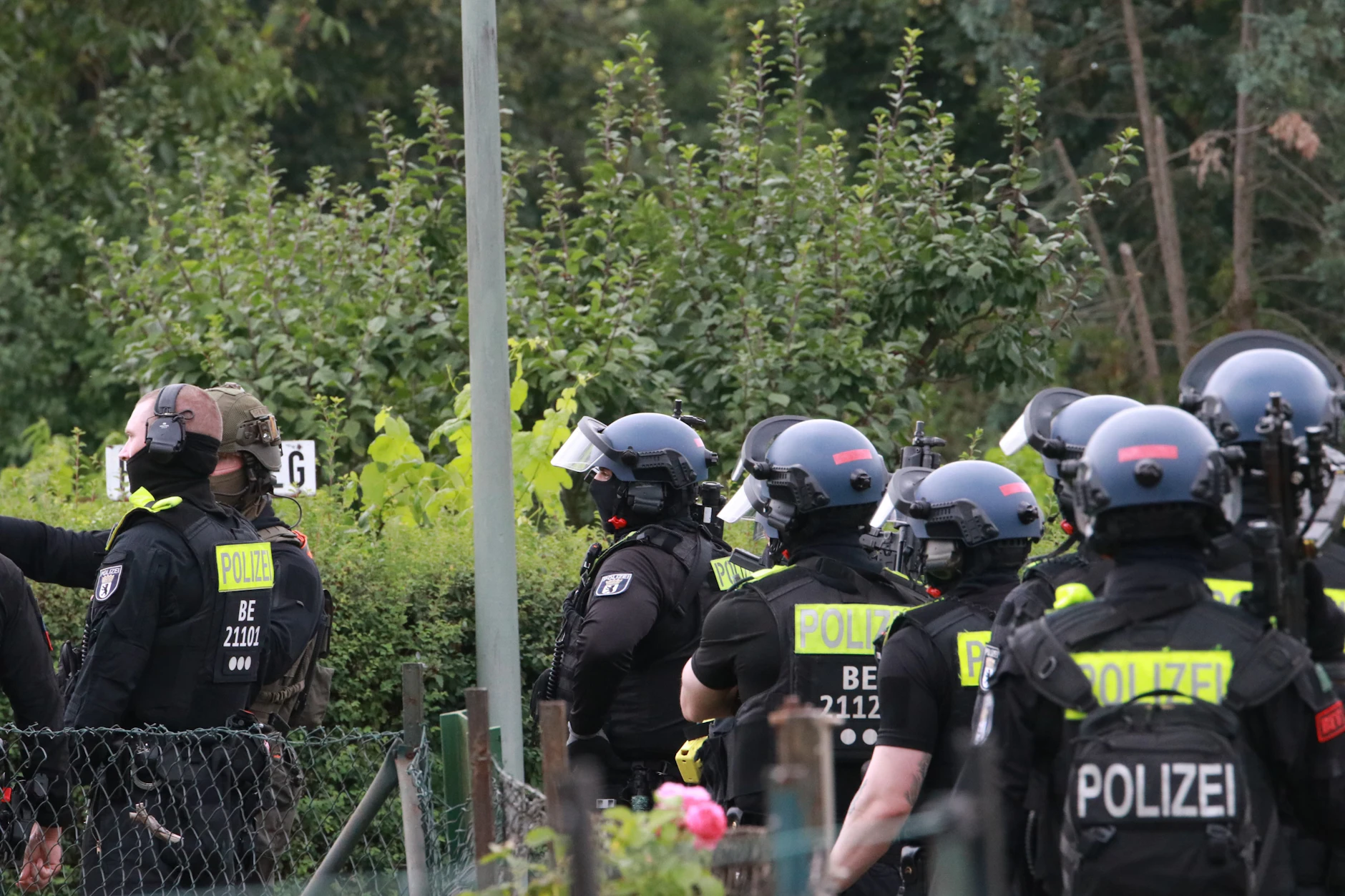 Schwer bewaffnete Polizisten in der Kleingartenanlage in Spandau.