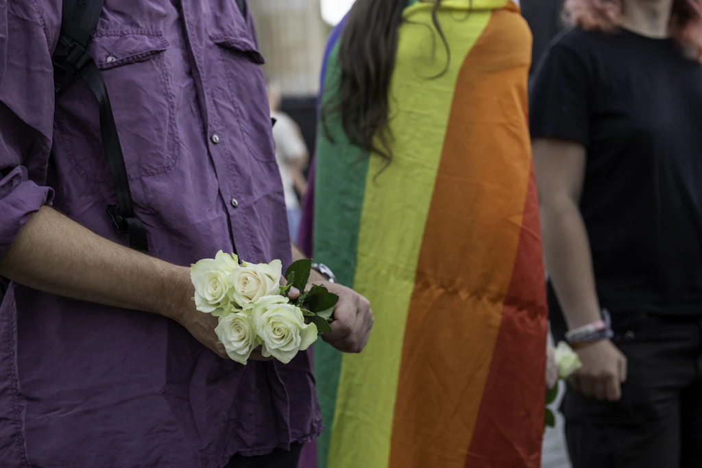 Menschen trauern am Brandenburger Tor nach dem Anschlag auf den Berliner CSD.