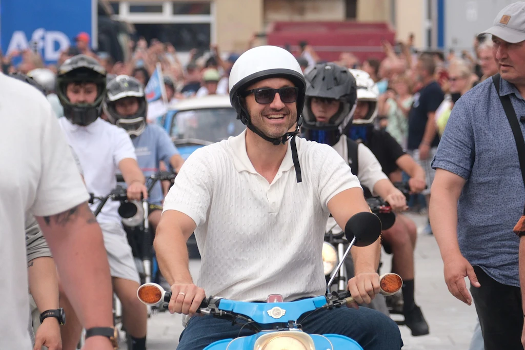 Ulrich Siegmund, Spitzenkandidat der AfD für die Landtagswahl in Sachsen-Anhalt, fährt auf dem Marktplatz auf einem Moped vom Typ Simson „Schwalbe“.