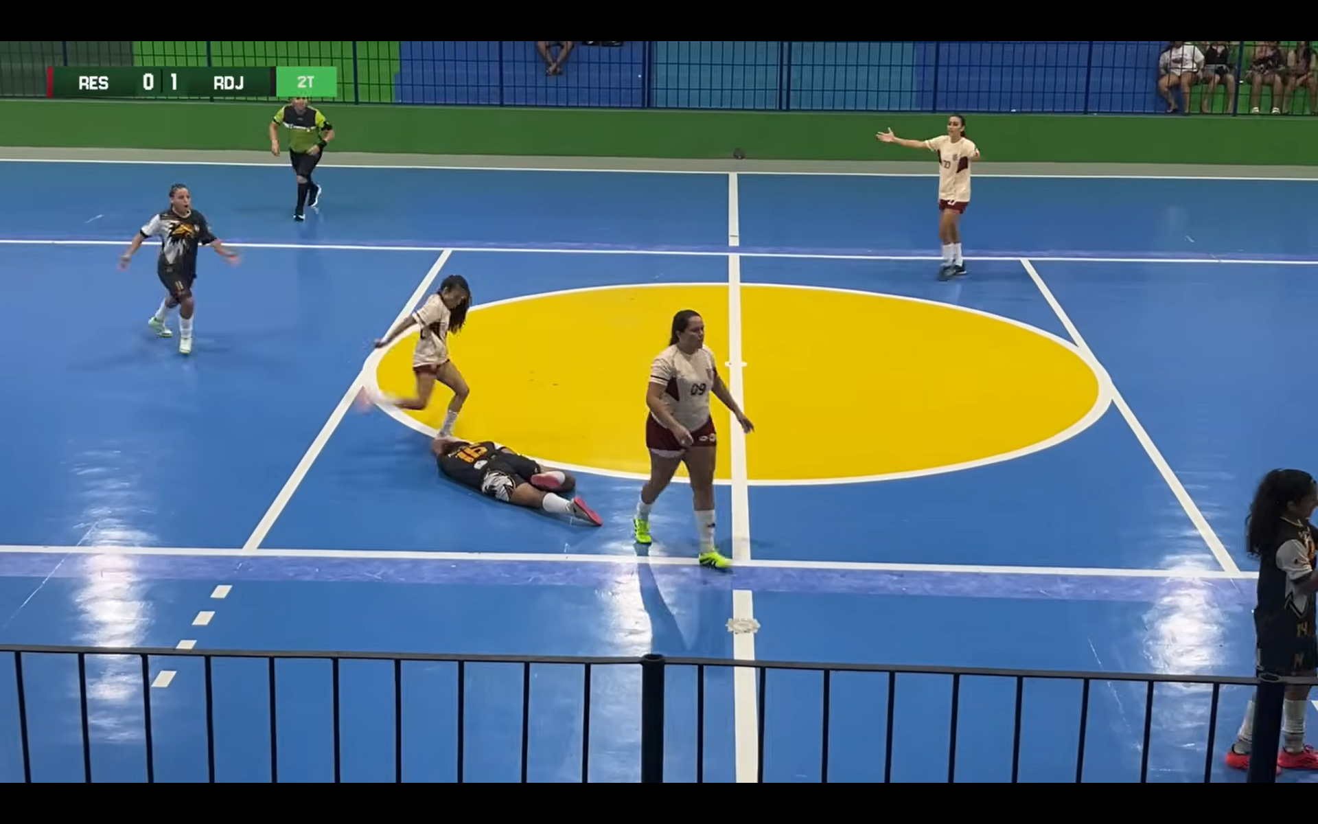 Schock-Szenen in Brasilien: Futsal-Spielerin nach Kopf-Tritten gesperrt