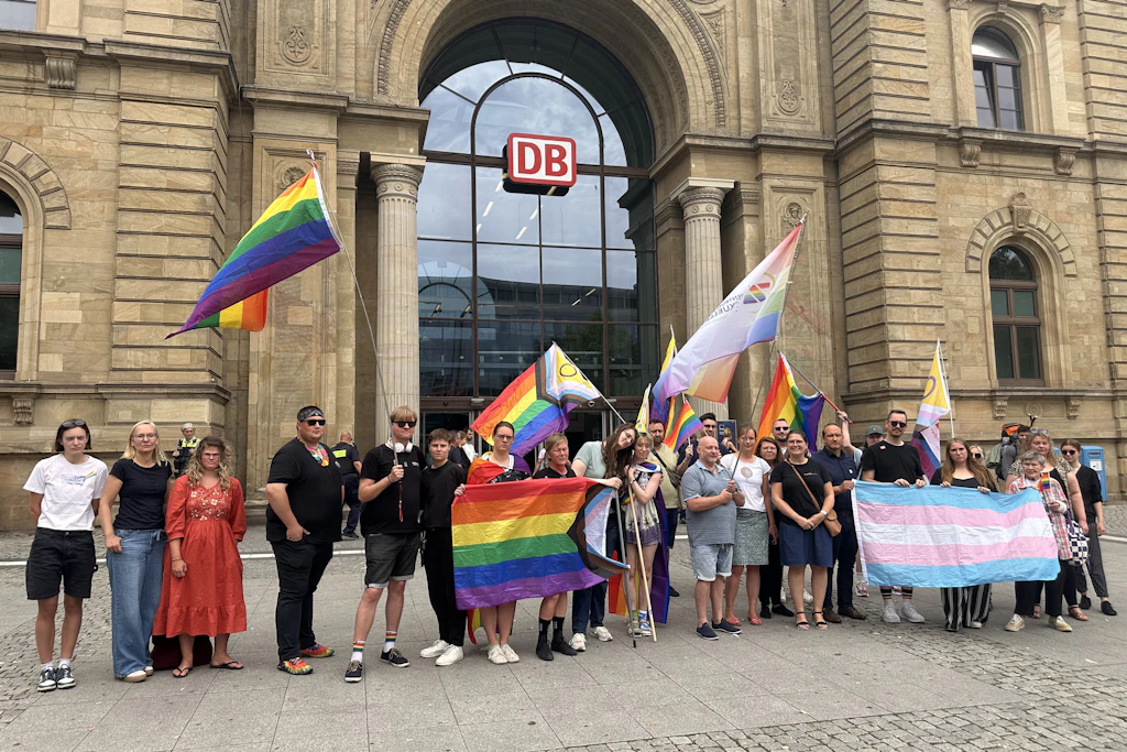 Nur wenige Stunden nach dem Angriff auf den CSD in Berlin kamen in Magdeburg rund 40 Menschen zu einer spontanen Mahnwache zusammen.