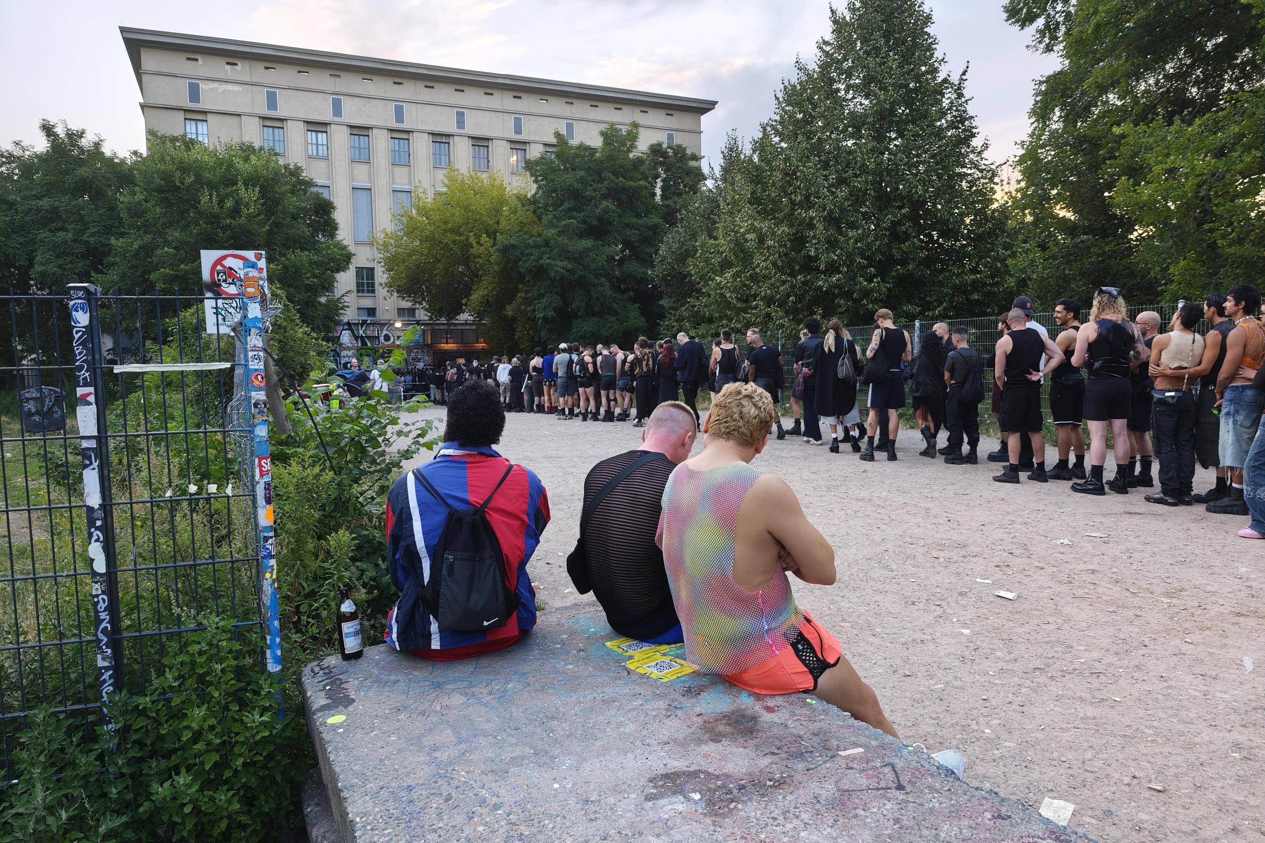 Seniorin stellt sich am Berghain an – schafft sie die härteste Tür der Stadt?