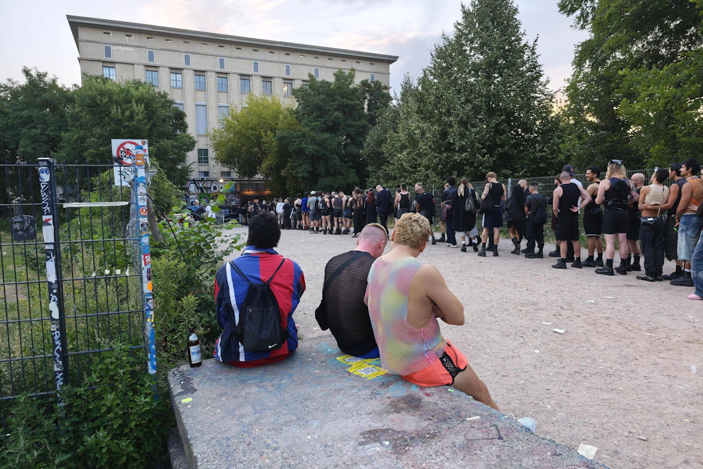 Seniorin stellt sich am Berghain an – schafft sie die härteste Tür der Stadt?