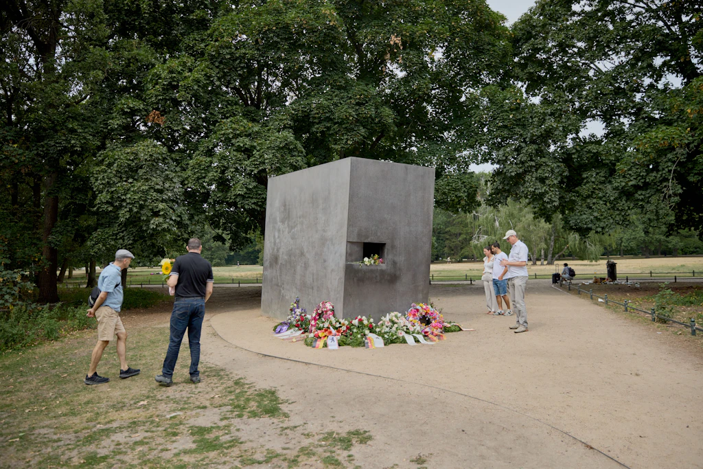 Betroffene und Spaziergänger besuchen das Denkmal für die im Nationalsozialismus verfolgten Homosexuellen im Tiergarten.