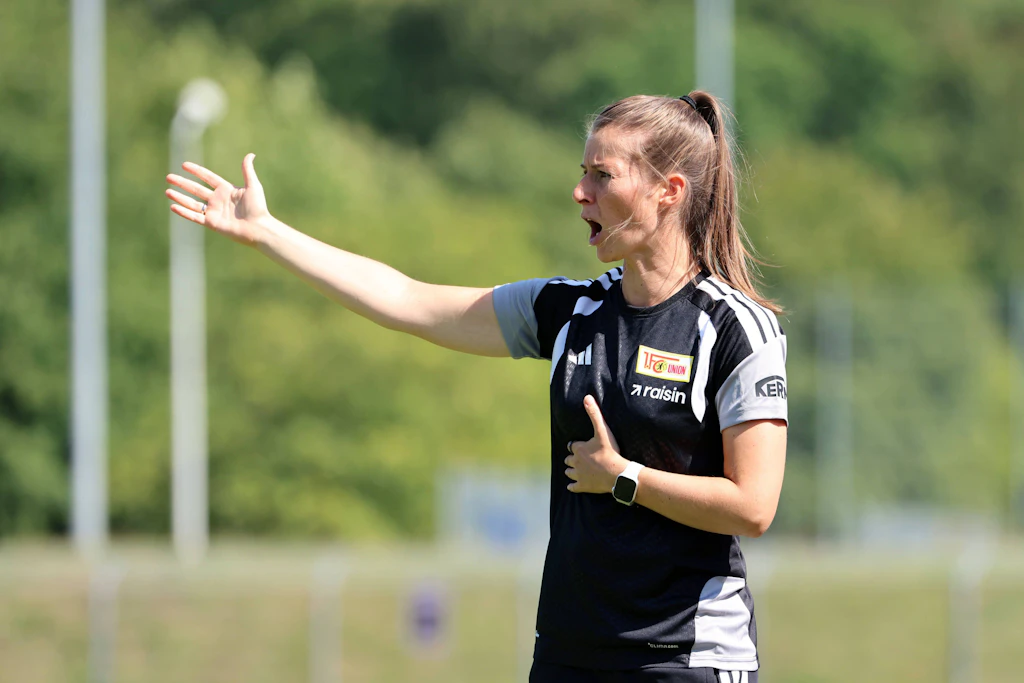 Marie-Louise Eta muss mit den Frauen auf das erste Heimspiel an einem Sonnabend warten.