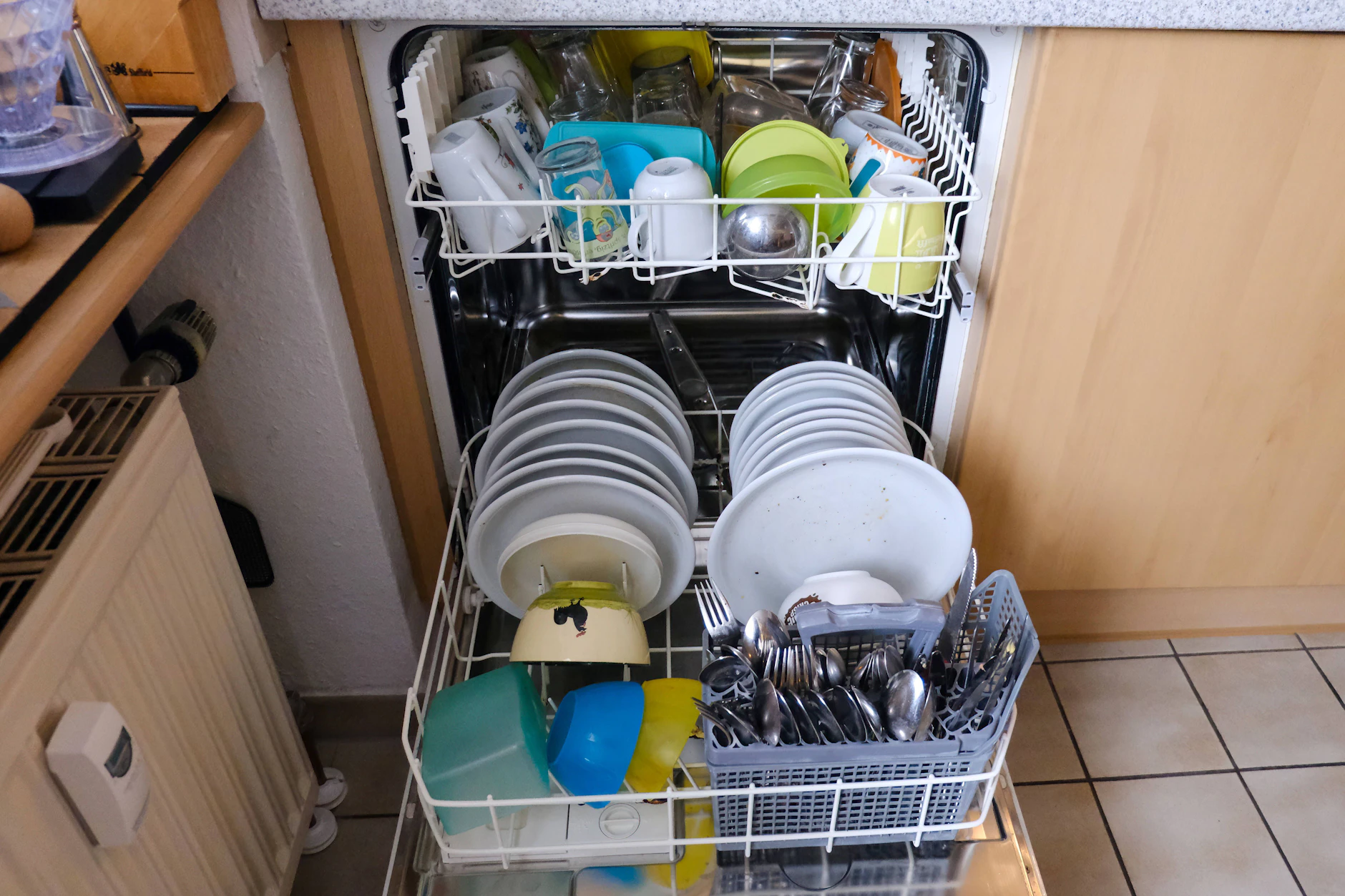 Hier scheint auf den ersten Blick alles richtig eingeräumt zu sein. Allerdings wären die Plastikbehälter in der oberen Schiene besser untergebracht.