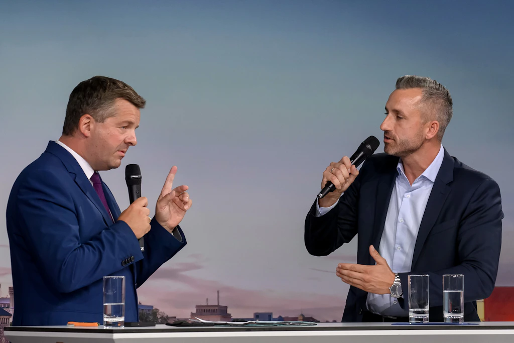 Sachsen-Anhalts Ministerpräsident Sven Schulze (CDU, l.) und AfD-Spitzenkandidat Ulrich Siegmund beim Wahlforum „RND vor Ort“ in der Hyparschale in Magdeburg.