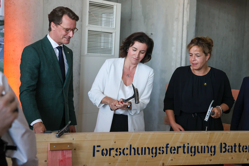 Dorothee Bär (Mitte, CSU), Hendrik Wüst (CDU) und Mona Neubaur (Grüne) beim Richtfest der Fraunhofer-Forschungsfertigung Batteriezelle in Münster
