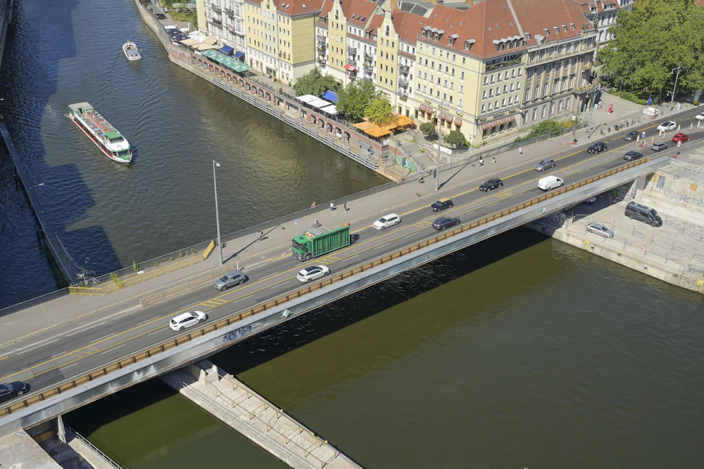 Berlins heikelste Brücke: Die Mühlendammbrücke im historischen Zentrum enthält denselben Spannstahl wie die eingestürzte Dresdner Carolabrücke.