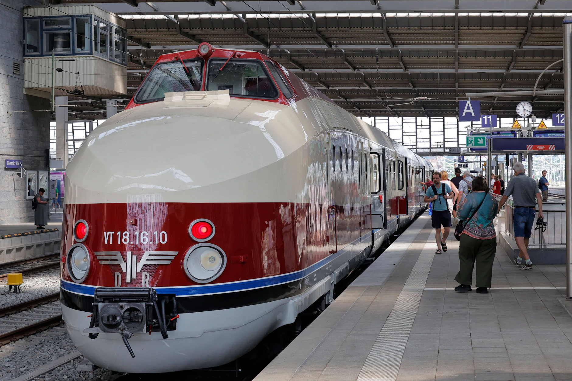 Wegen eines Schadens am Motor muss der DDR-Schnellzug SVT Görlitz eine Zwangspause einlegen.