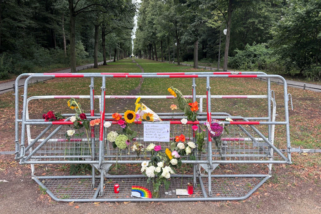 Blumen erinnern im Tiergarten an die Opfer des islamistischen Anschlags.