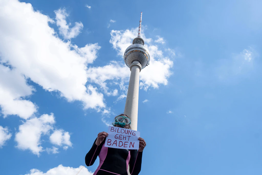 Schüler, Studenten und Lehrer fordern Anfang Juni unter dem Motto „Bildung säuft ab“ auf dem Berliner Alexanderplatz bessere Bedingungen für die Kita-, Schul- und Hochschulbildung in Berlin. Aufgerufen zum dem Protest hatte das Berliner Bildungsbündnis Schule BBS.