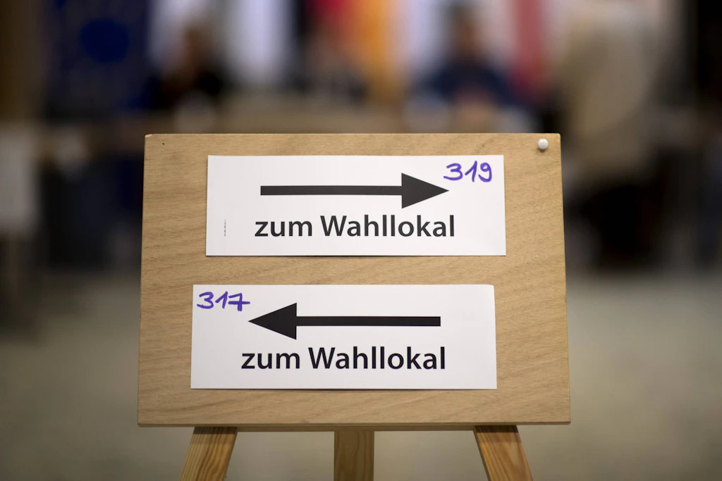 Orientierungshilfe vor einem Wahllokal in Berlin-Mitte