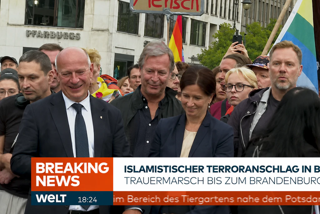 Kai Wegner lacht beim Trauermarsch zum Brandenburger Tor.
