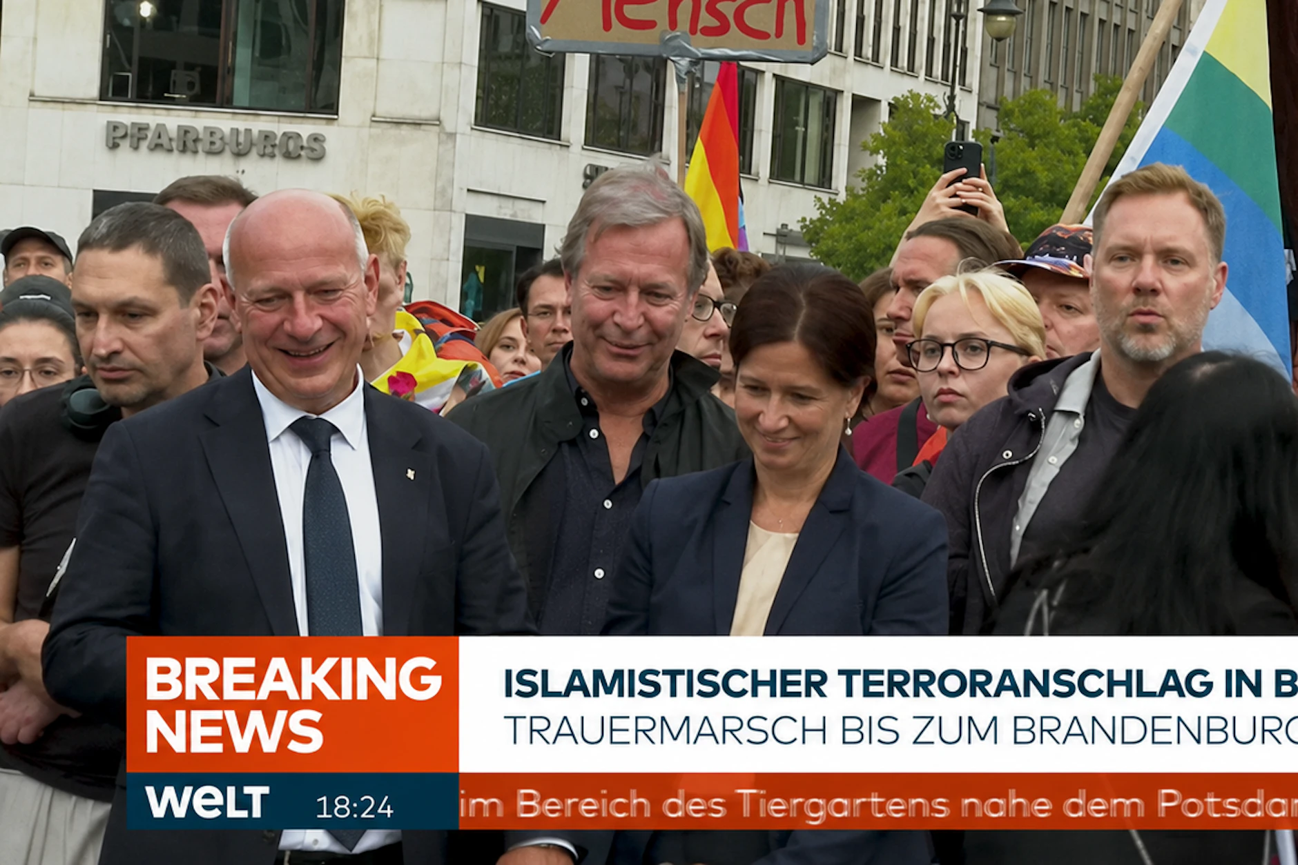 Kai Wegner lacht beim Trauermarsch zum Brandenburger Tor.