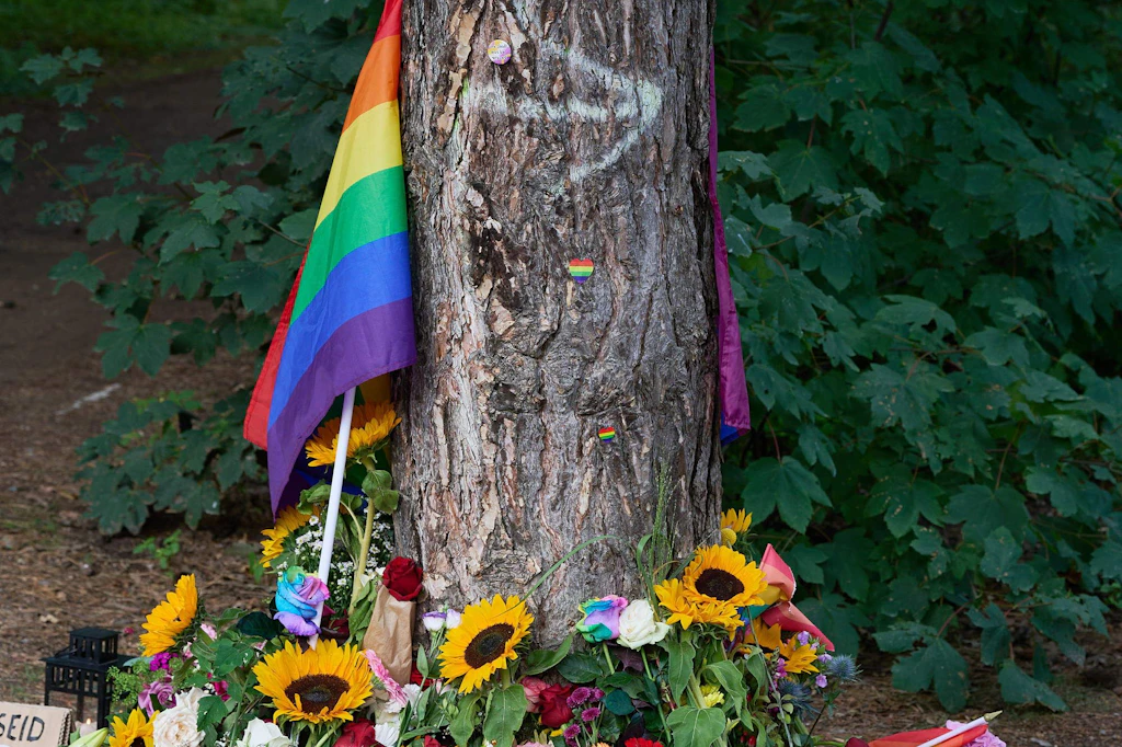Entsetzen reicht nicht: Blumen und Beileidsbekundungen im Berliner Tiergarten nach einem mutmaßlich islamistisch motivierten Mordanschlag.