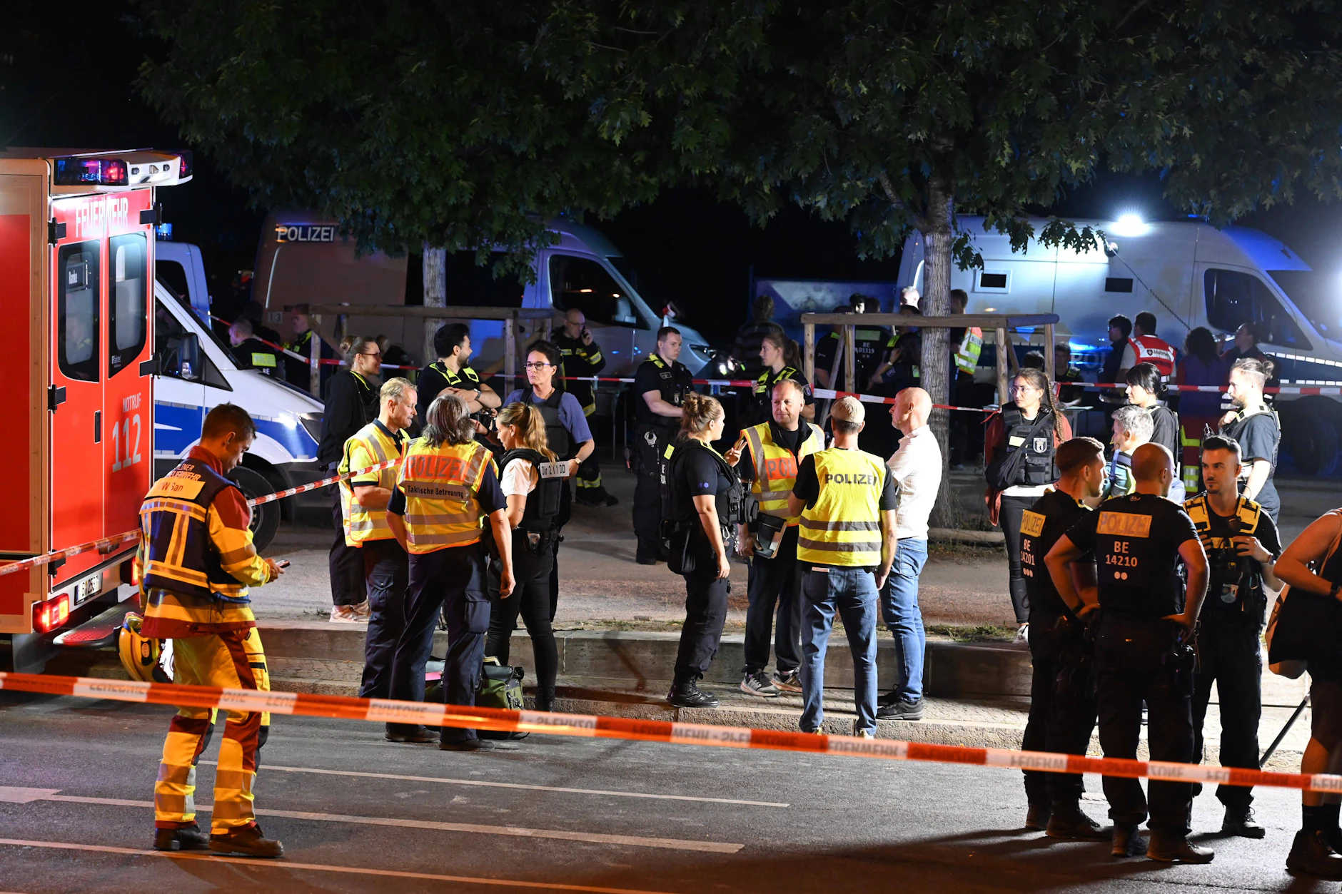 Hunderte Einsatzkräfte rückten nach dem Anschlag am Samstag an, um die Verletzten zu versorgen und nach dem Täter zu fahnden.