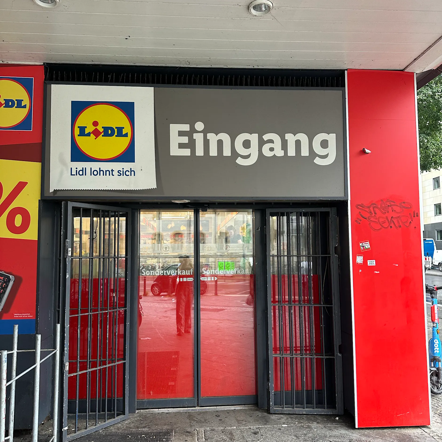 Berlin-Neukölln: Im Lidl-Outlet wird nach Schnäppchen gewühlt