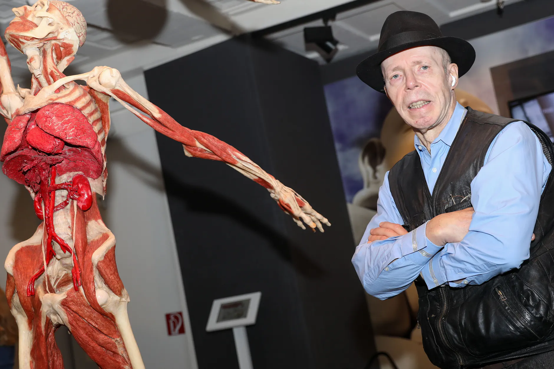 Plastinator Gunther von Hagens steht in seinem „Körperwelten Museum“ neben einem Exponat.