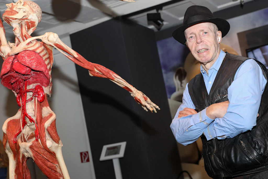 Plastinator Gunther von Hagens steht in seinem „Körperwelten Museum“ neben einem Exponat.