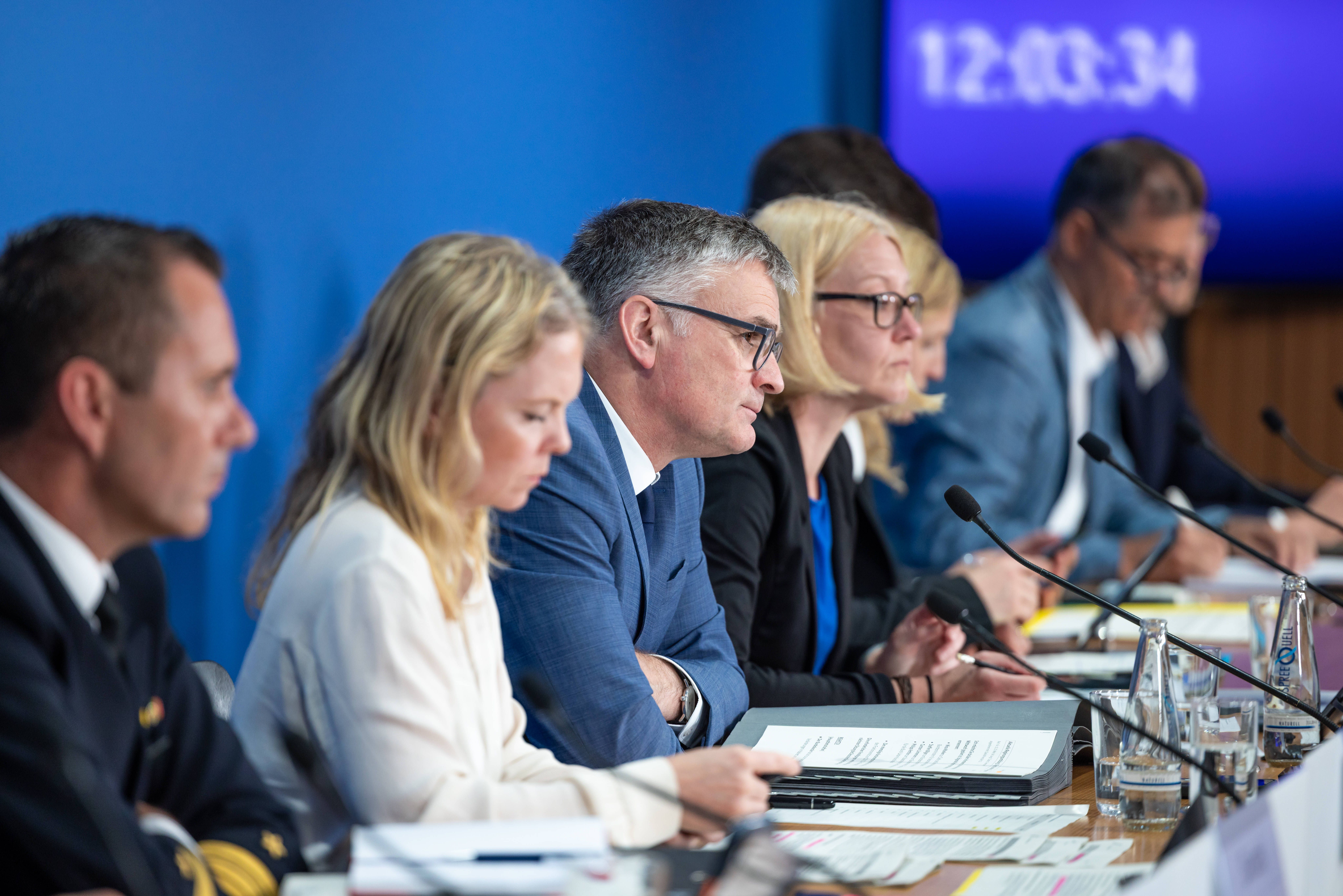 Bundesregierung unter Erklärungsdruck: CSD-Anschlag, Nord-Stream-Schweigen und Kabinettsumbau