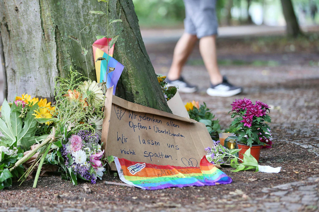 Ein Auto fuhr am Samstag beim Christopher Street Day in die Menschenmenge: Am Tatort haben Menschen Blumen niedergelegt.