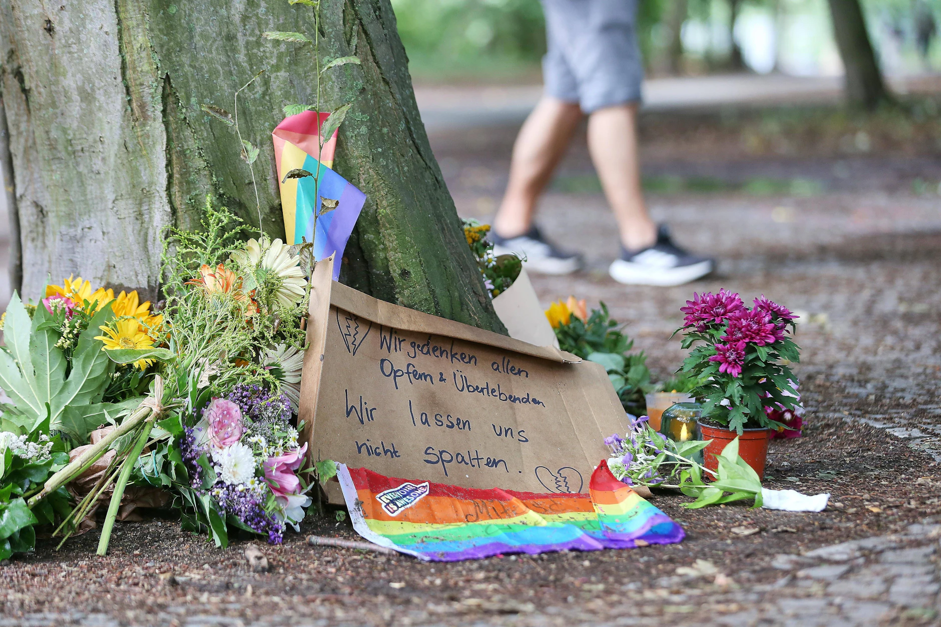 Ein Auto fuhr am Samstag beim CSD in Menschenmenge: Am Tatort haben Menschen Blumen niedergelegt.