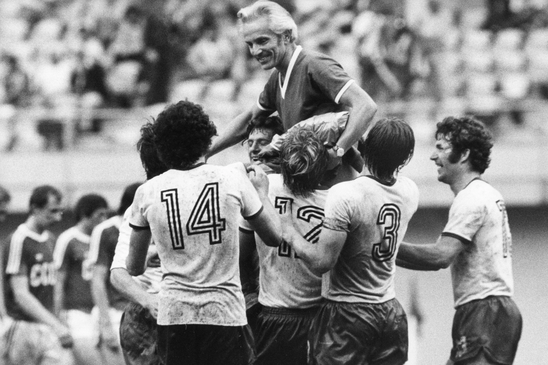 Die DDR-Spieler Hartmut Schade (14), Gerd Kische (12), Hans-Jürgen Dörner (3) und Wolfram Löwe (13) bejubeln bei Spielende ihren Trainer Georg Buschner (oben) und tragen ihn auf den Schultern.