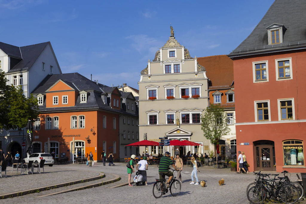 Lädt zum Verweilen ein: Der Herderplatz.