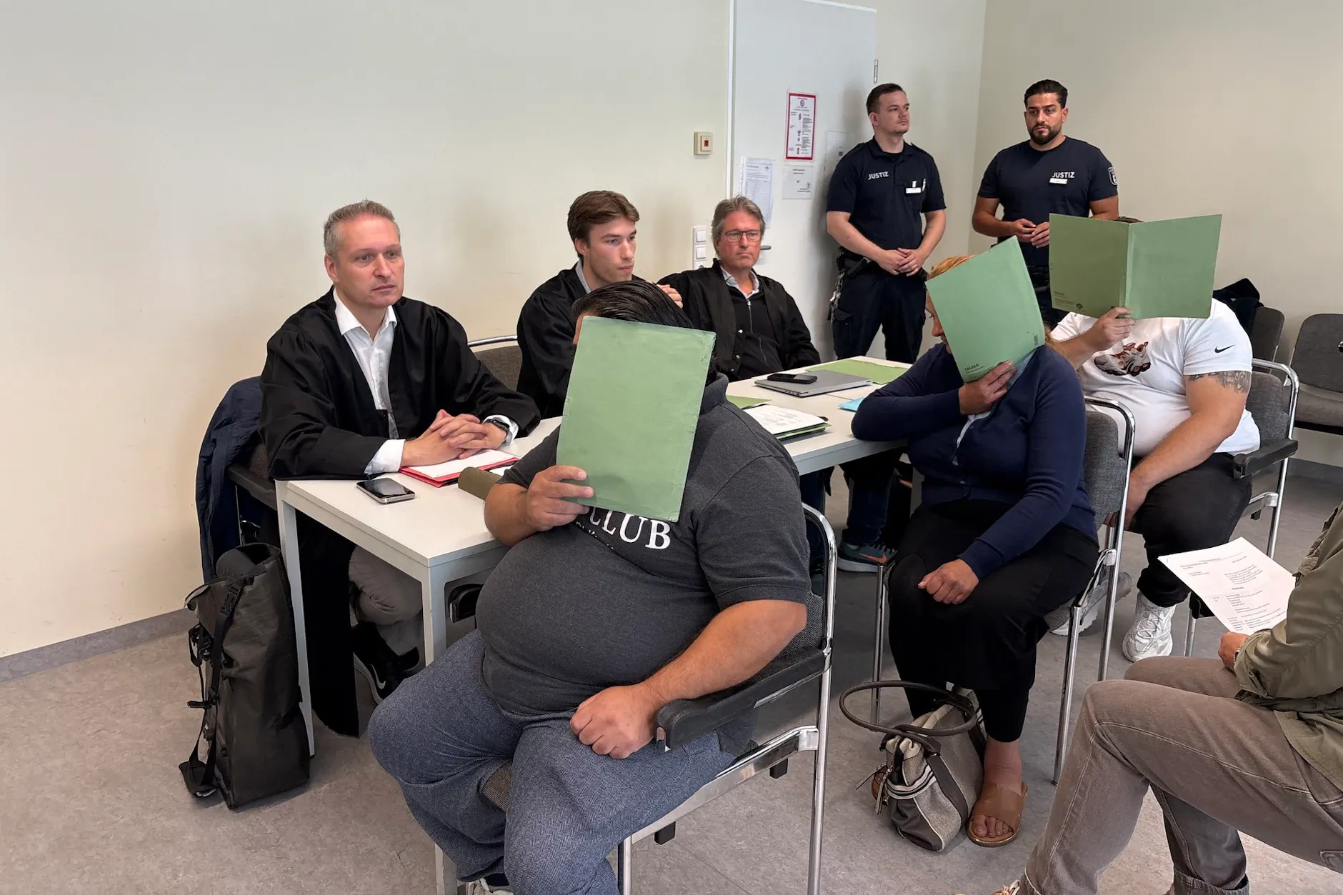 Die Angeklagten Cosmin-Florentin (48, links), Aurica M. (48) in der Mitte und Sebastian B. (28, rechts hinten im weißen Shirt).
