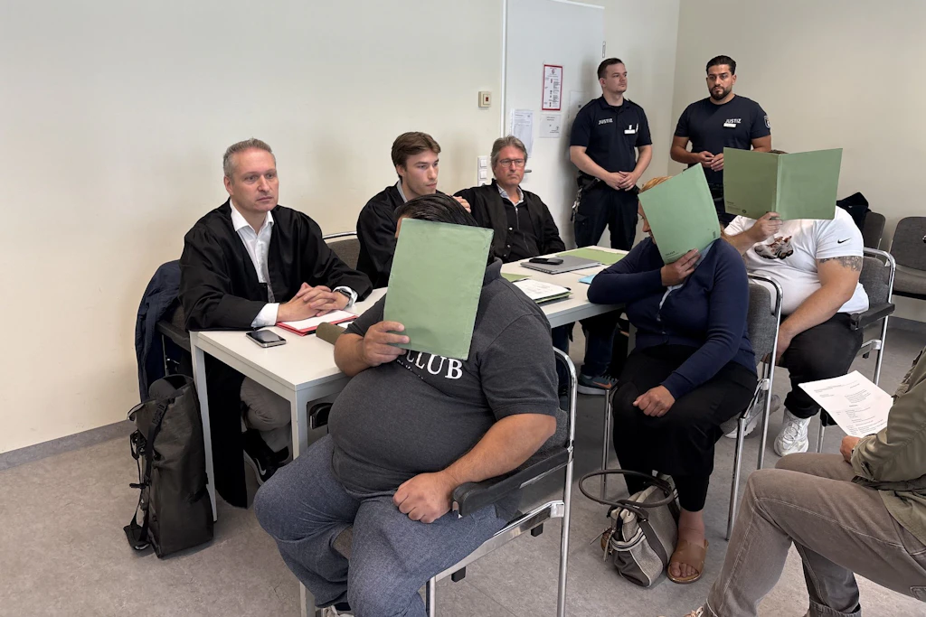 Die Angeklagten Cosmin-Florentin (48, links), Aurica M. (48) in der Mitte und Sebastian B. (28, rechts hinten im weißen Shirt). 
