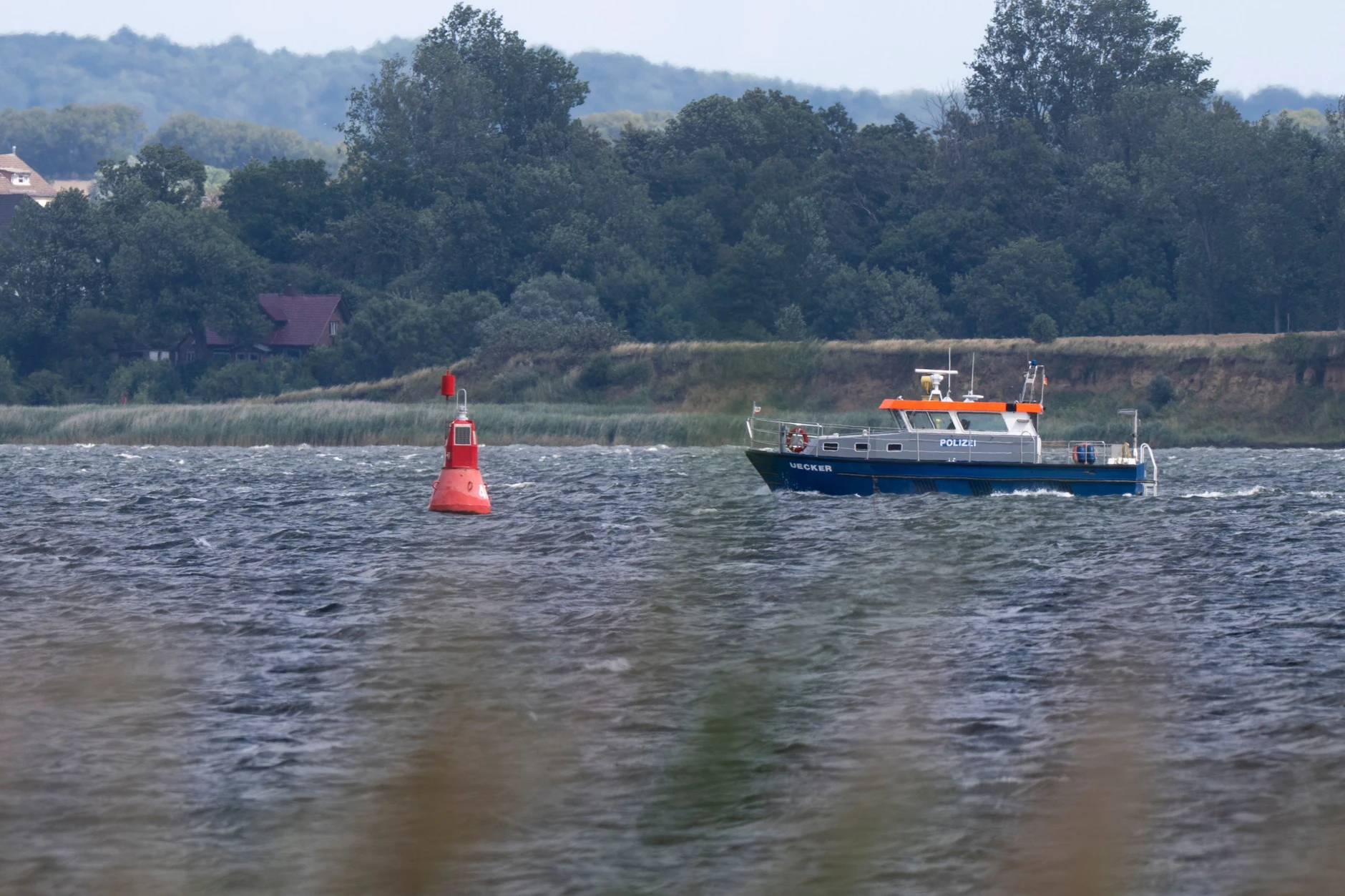 Das Polizeiboot „Uecker“ fährt in der Wismarer Bucht. Im Hafen von Wismar an der deutschen Ostseeküste ist erneut ein Wal aufgetaucht.