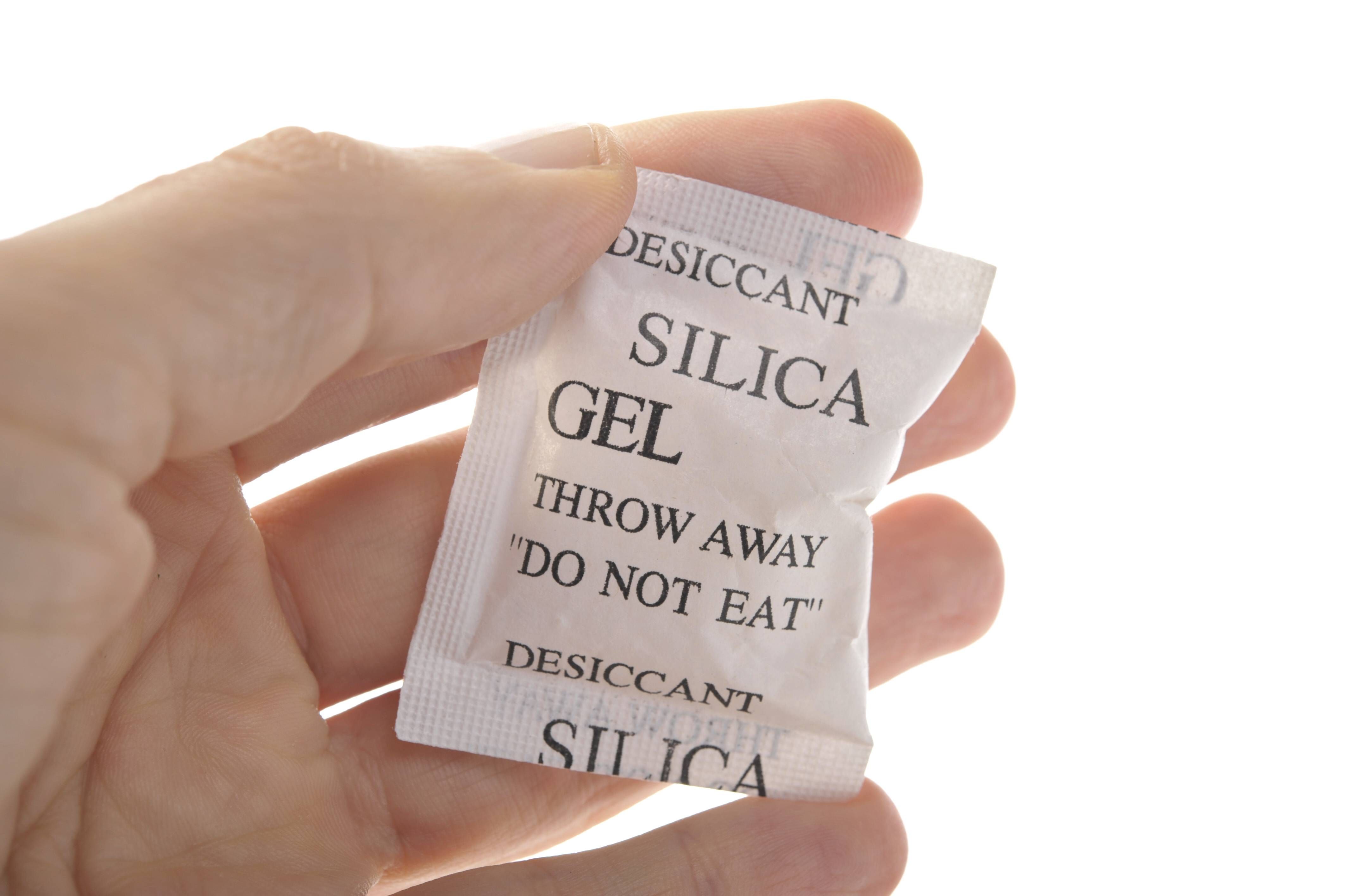 Silicagel: Warum Sie die kleinen weißen Tütchen nicht wegwerfen sollten – mit 8 Haushaltstricks!