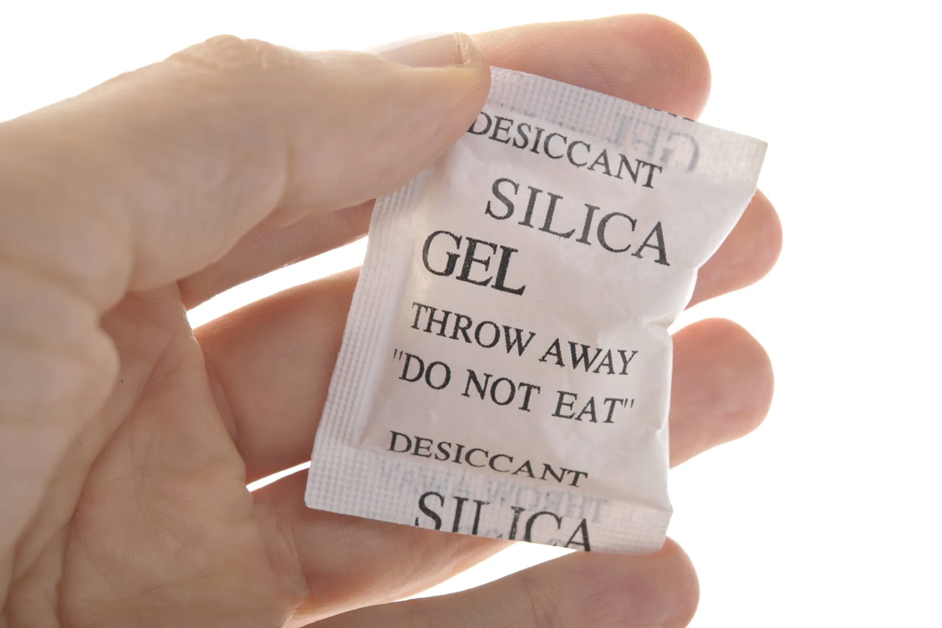 Silicagel: Warum Sie die kleinen weißen Tütchen nicht wegwerfen sollten – mit 8 Haushaltstricks!