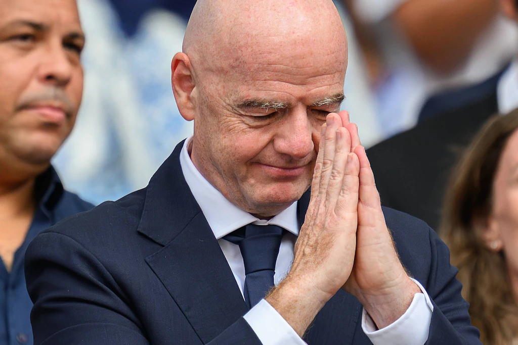 Fifa-Präsident Gianni Infantino mit gefalteten Händen auf der Tribüne.