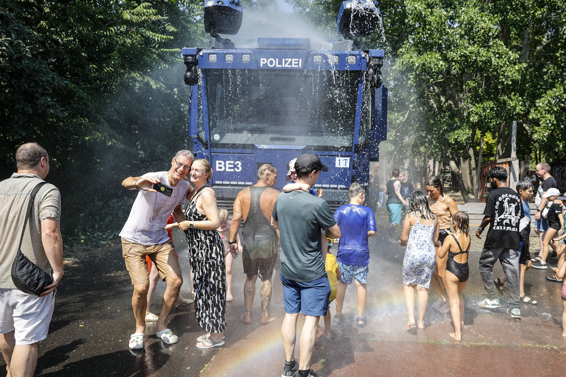 Bei der letzten Hitzewelle im Juni rückte die Berliner Polizei mit Wasserwerfern an, um den Besuchern im Park am Gleisdreieck eine kleine Abkühlung zu geben.