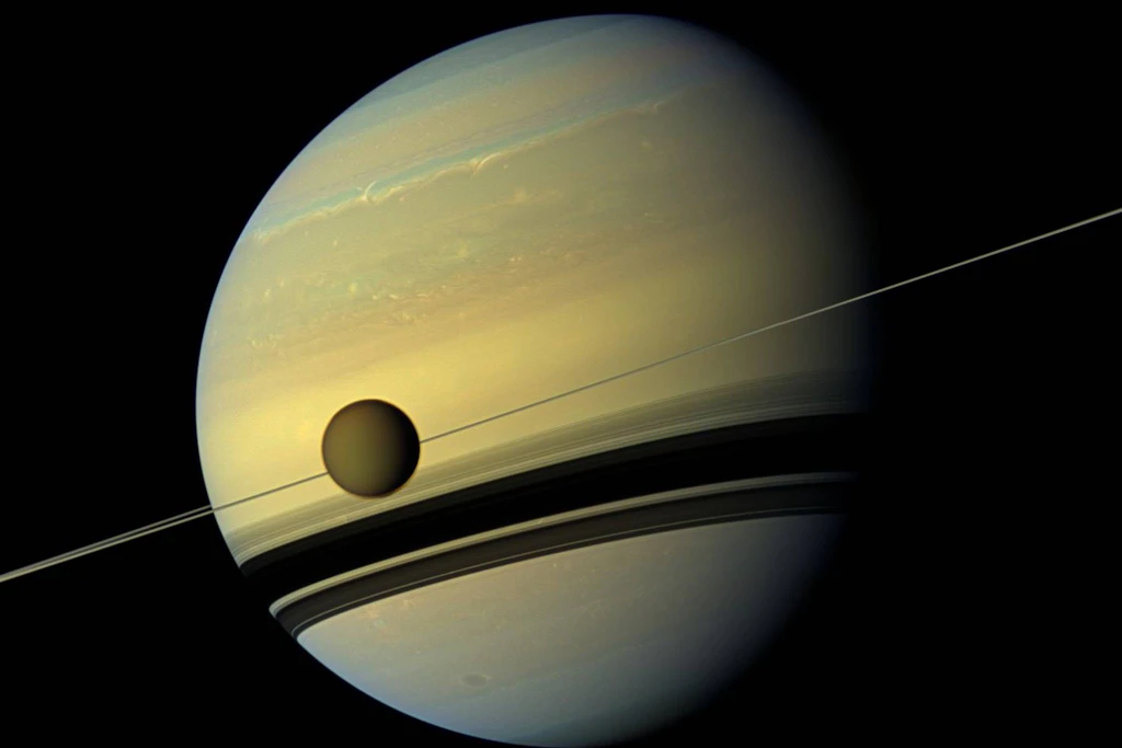 Saturns Mond Titan ist deutlich größer als die anderen Trabanten des Planeten.