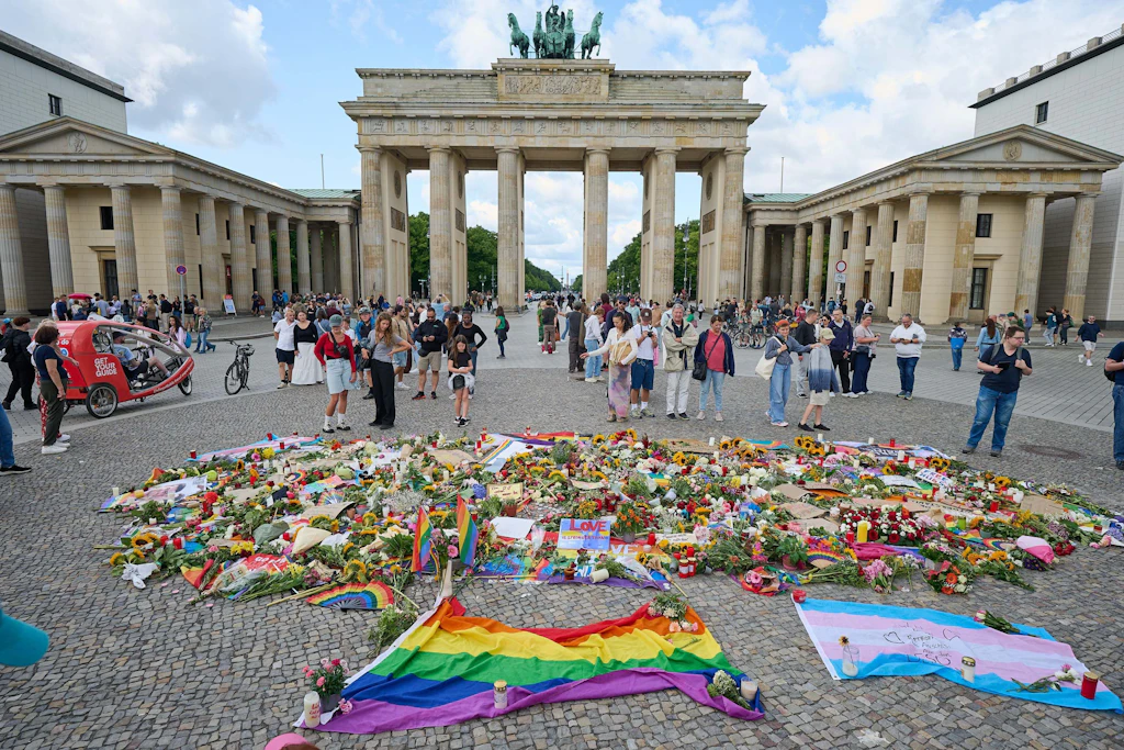 Zahlreiche Blumen vor dem Brandenburger Tor zeigen die Anteilnahme mit den Angehörigen der Opfer und Betroffenen.