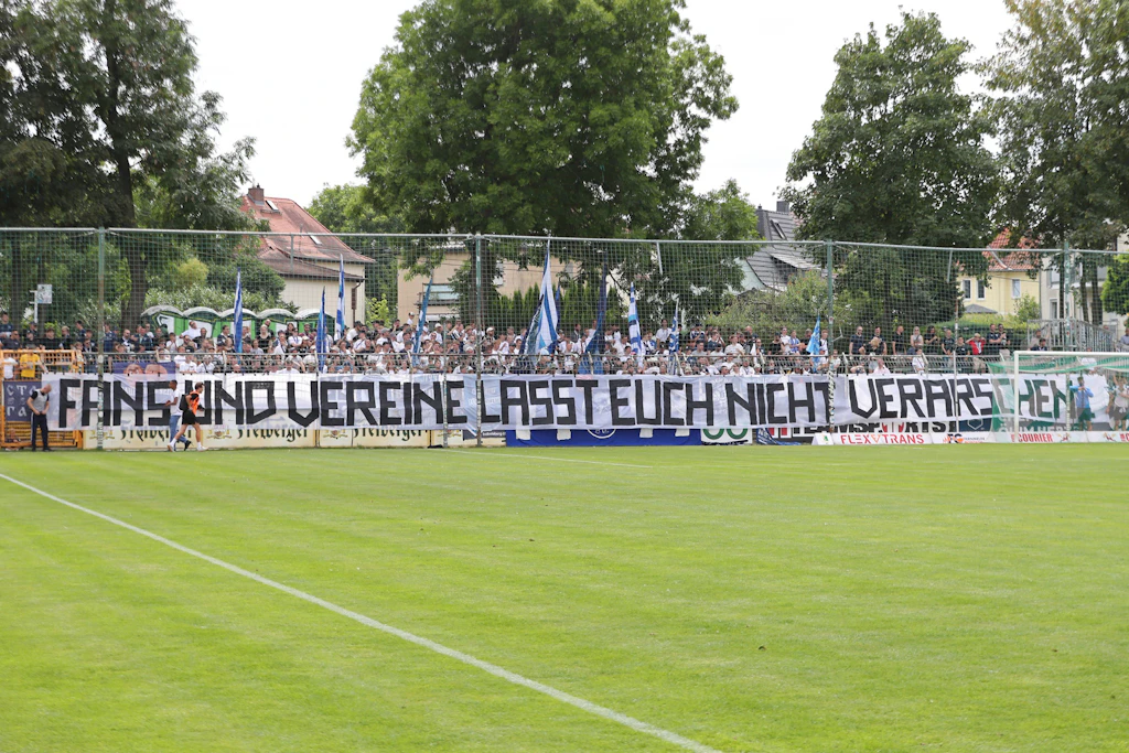 Proteste begleiten den Regionalliga-Auftakt: „Lasst euch nicht verarschen“