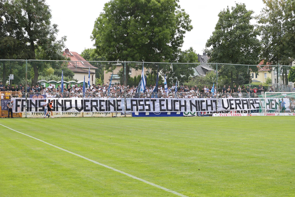 Proteste begleiten den Regionalliga-Auftakt: „Lasst euch nicht verarschen“