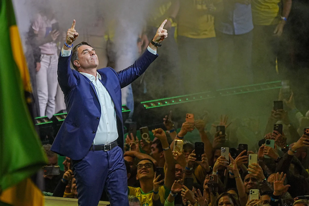 Der älteste Sohn des inhaftierten Ex-Präsidenten Jair Bolsonaro tritt bei der Wahl im Oktober gegen Amtsinhaber Lula an.