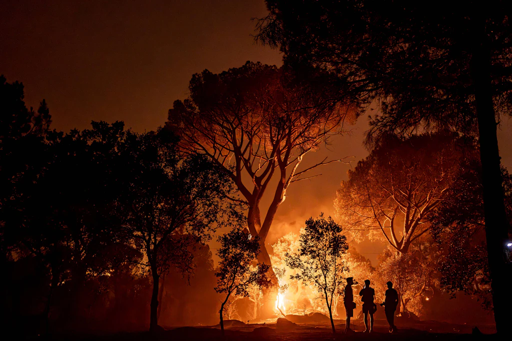 Flammen schlagen bei La Adrada in der spanischen Provinz Ávila durch den Wald. Einsatzkräfte kämpften die ganze Nacht gegen den Brand.